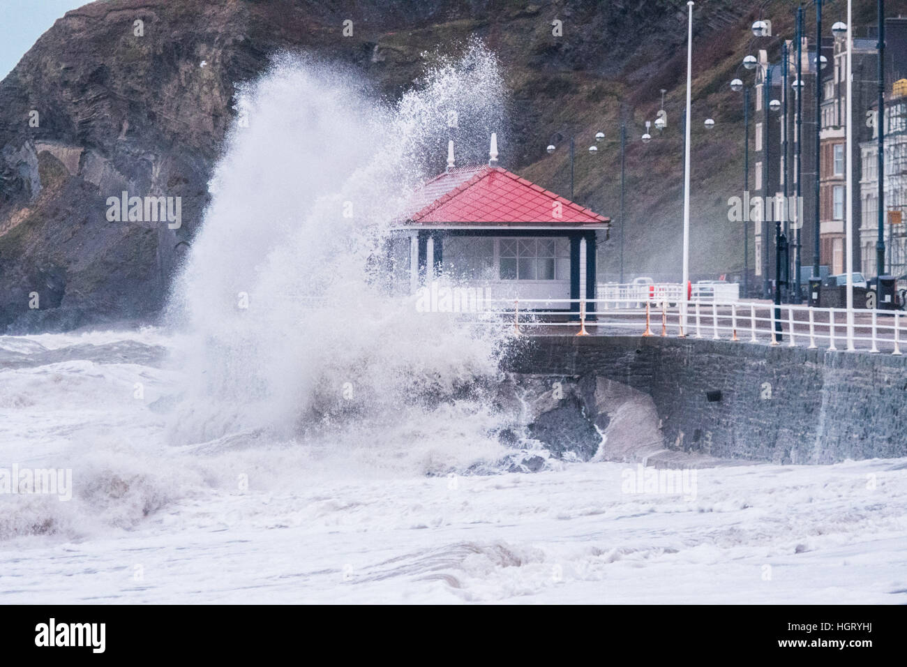 Aberystwyth, Wales, UK... 13. Januar 2017. : UK an der ersten Ampel, und mit der Flut von 5,3 m, orkanartigen Winden nasses Wetter Monströse Wellen gegen das Meer in Aberystwyth an der Cardigan Bay Küste von West Wales Foto © Keith Morris/Alamy Live-Nachrichten Stockfoto