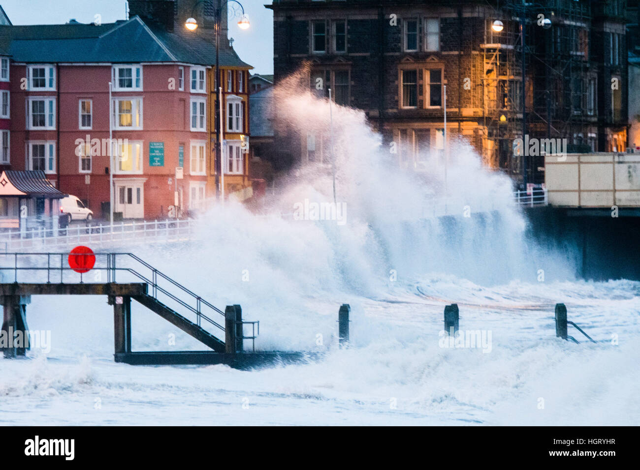 Aberystwyth, Wales, UK... 13. Januar 2017. : UK an der ersten Ampel, und mit der Flut von 5,3 m, orkanartigen Winden nasses Wetter Monströse Wellen gegen das Meer in Aberystwyth an der Cardigan Bay Küste von West Wales Foto © Keith Morris/Alamy Live-Nachrichten Stockfoto