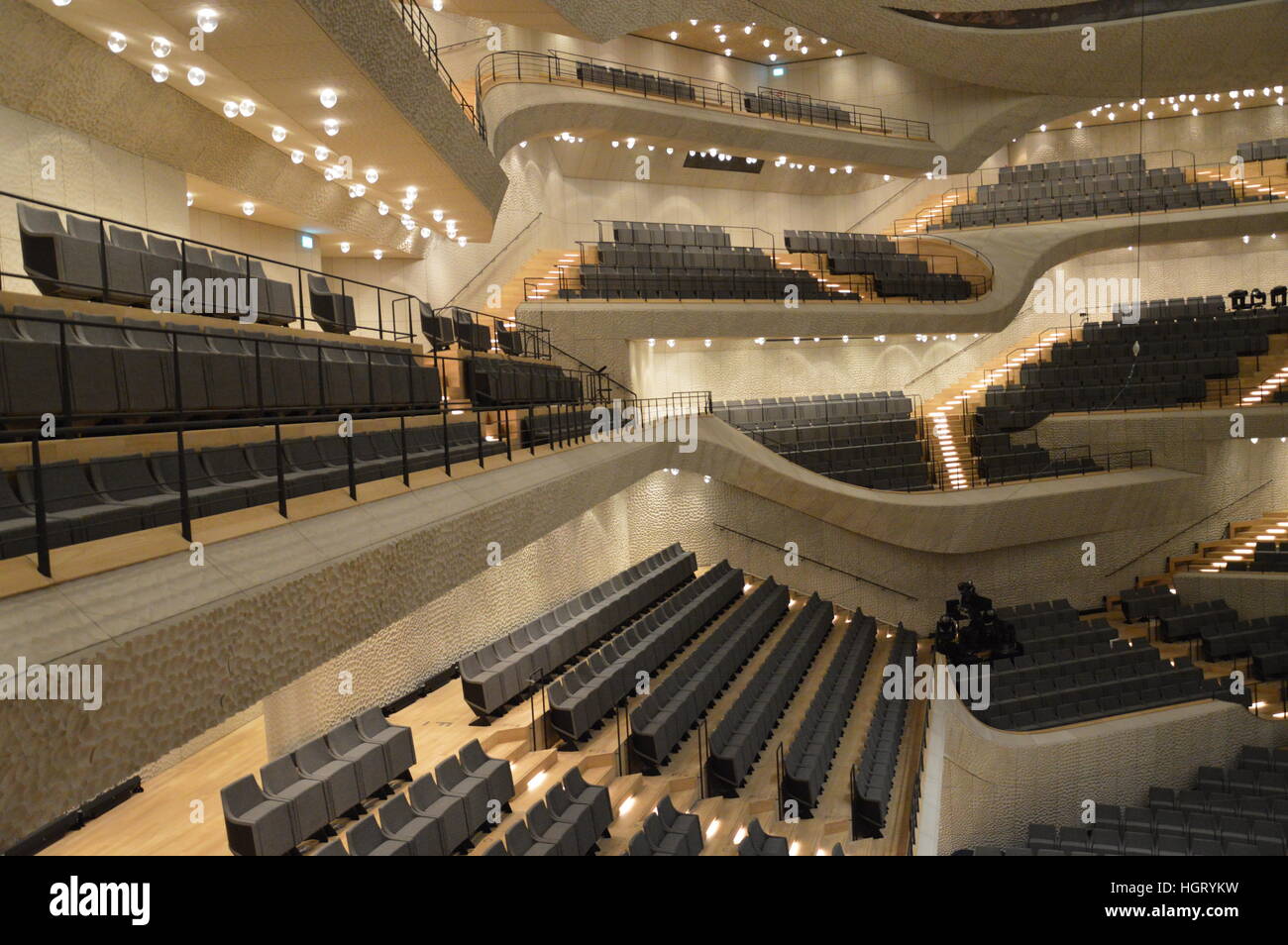 Hamburg, Deutschland. 12. Januar 2017. Die Elbphilharmonie Concert Hall eröffnet in Hamburg © Markku Rainer Peltonen/Alamy Live News Stockfoto