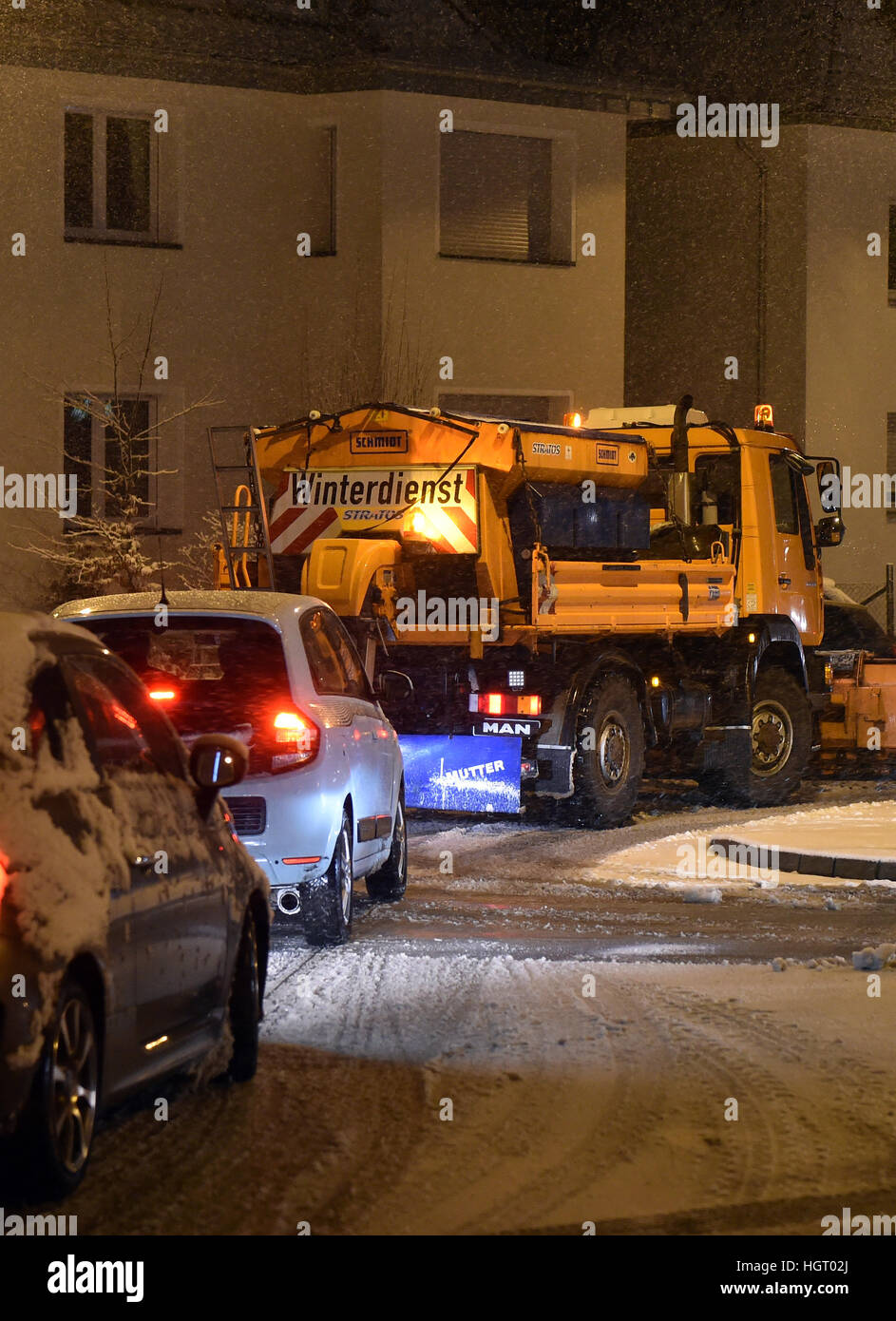 Ein Schneepflug löscht eine Straße in Neheim, Deutschland, 13 Januar 2017. Das Sturmtief "Egon" deckt Deutschland bei Schnee und Regen. Bildnachweis: Dpa picture Alliance/Alamy Live News Stockfoto