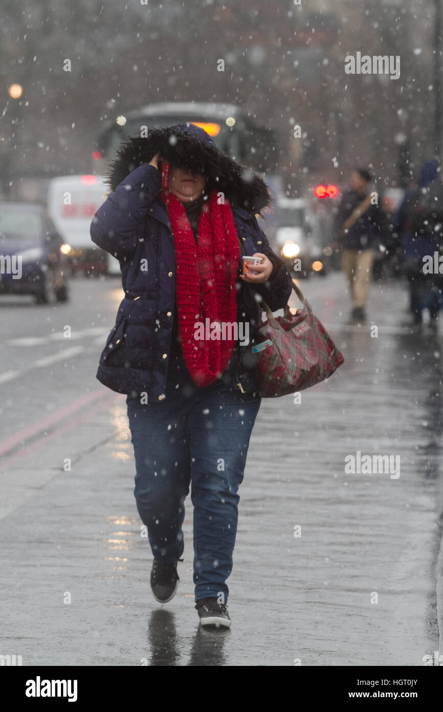 London, UK. 13. Januar 2017. Fußgänger auf Westminster Bridge trotzen Schnee und Graupel © Amer Ghazzal/Alamy Live-Nachrichten Stockfoto