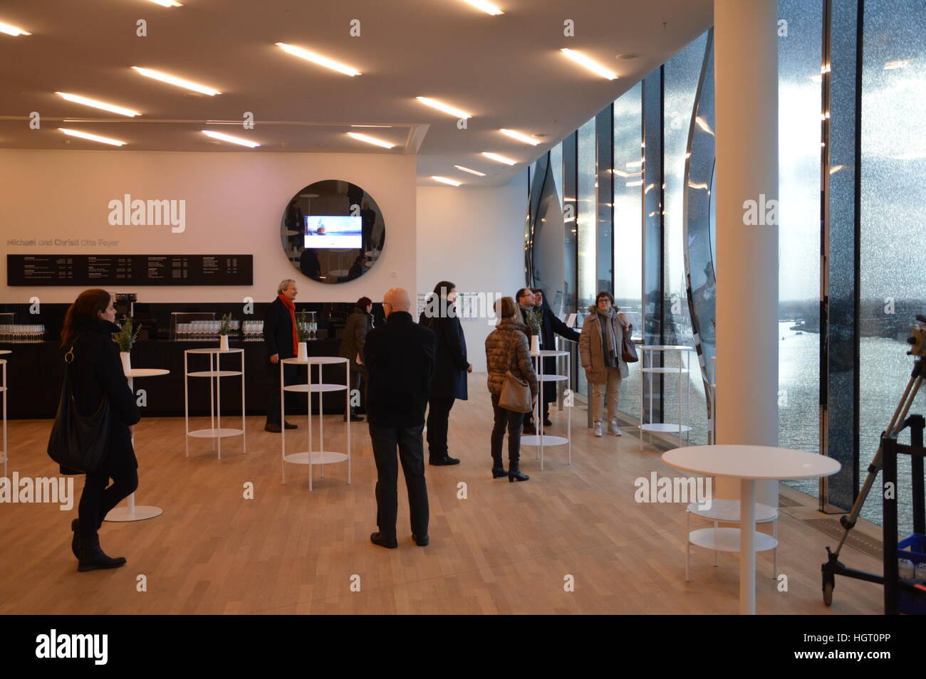 Hamburg, Deutschland. 12. Januar 2017. Die Elbphilharmonie Concert Hall eröffnet in Hamburg © Markku Rainer Peltonen/Alamy Live News Stockfoto