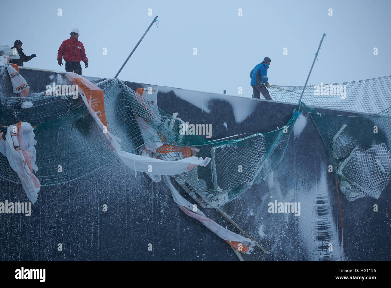 Simmern, Deutschland. 13. Januar 2017. Arbeitnehmer sichern Dämmplatten auf dem Dach einer Halle, die noch im Bau im Industriepark in Simmern, Deutschland, 13. Januar 2017 ist. Die nahe gelegenen Bundesstraße 50 wurde Severa stundenlang durch die Dämmplatten, die im Sturm herumfliegen wurden geschlossen. Foto: Thomas Frey/Dpa/Alamy Live News Stockfoto