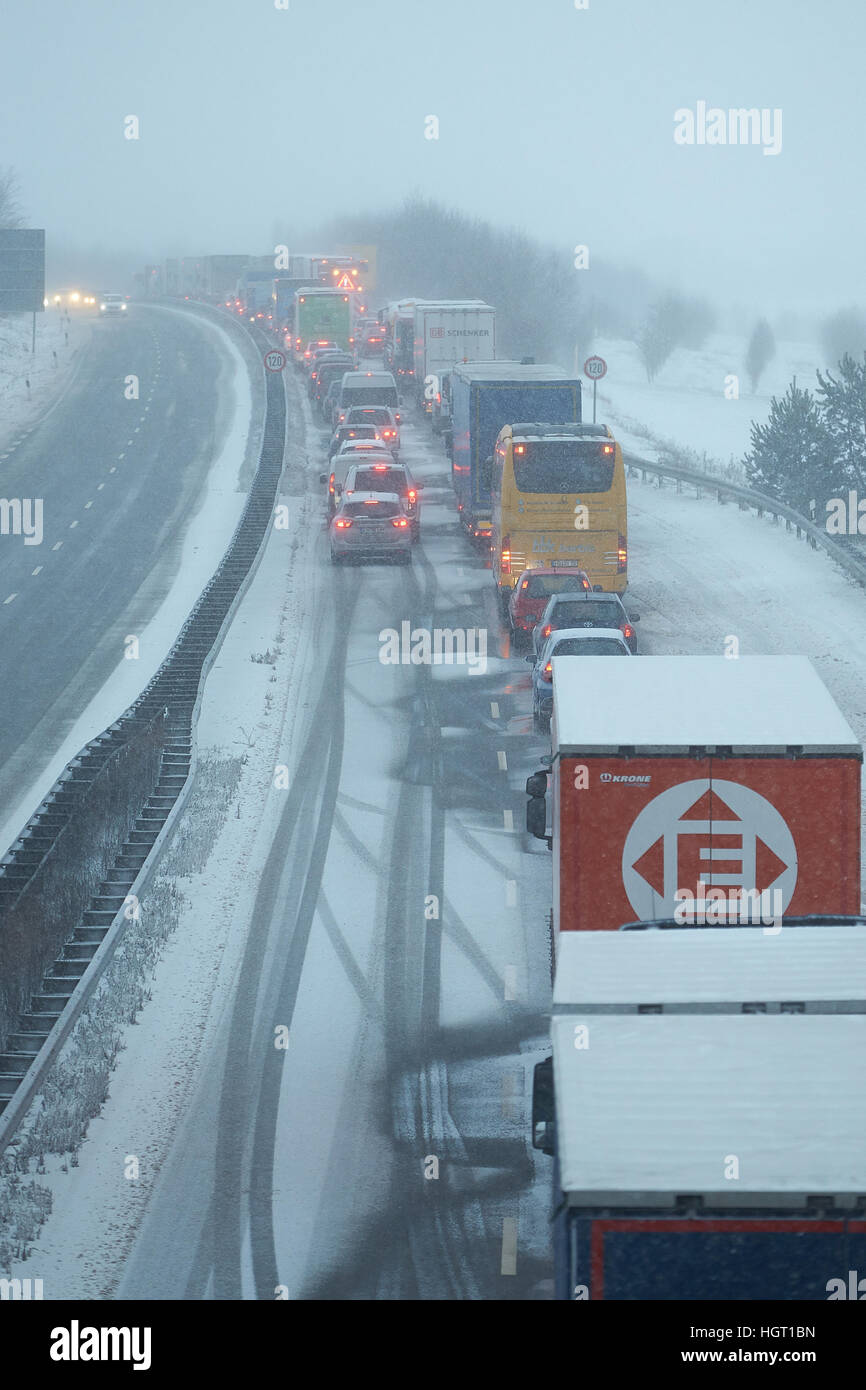 Simmern, Deutschland. 13. Januar 2017. Der Verkehr ist auf der Bundesstraße 50 in Simmern, Deutschland, 13. Januar 2017 fest. Die Bundesstraße 50 wurde für mehrere Stunden durch isolierende Bretter, die im Sturm herumfliegen wurden geschlossen. Foto: Thomas Frey/Dpa/Alamy Live News Stockfoto