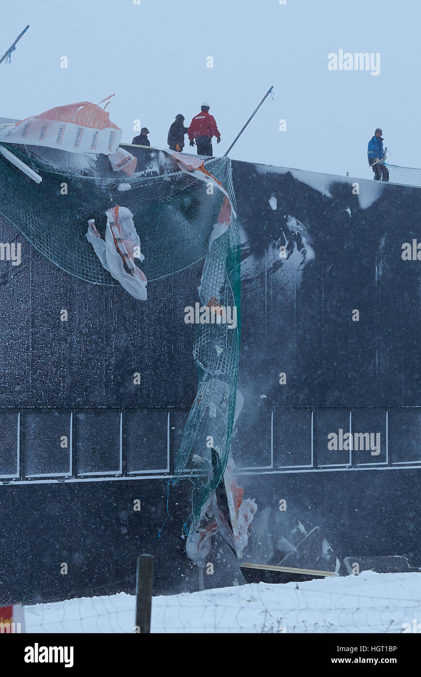 Simmern, Deutschland. 13. Januar 2017. Arbeitnehmer sichern Dämmplatten auf dem Dach einer Halle, die noch im Bau im Industriepark in Simmern, Deutschland, 13. Januar 2017 ist. Die nahe gelegenen Bundesstraße 50 wurde Severa stundenlang durch die Dämmplatten, die im Sturm herumfliegen wurden geschlossen. Foto: Thomas Frey/Dpa/Alamy Live News Stockfoto