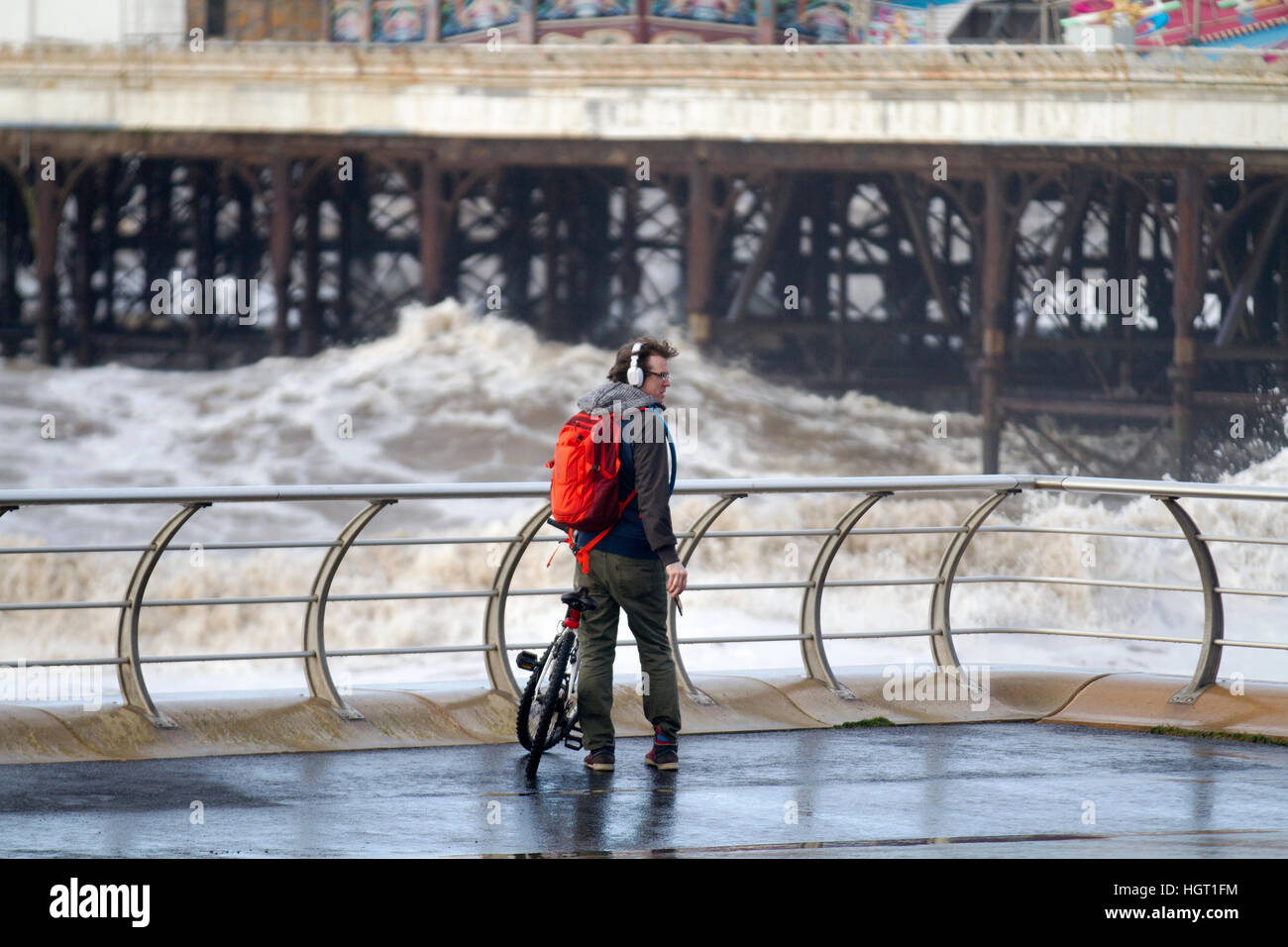 Blackpool, Lancashire, UK. 13. Januar 2017. Großbritannien Wetter. Hardy Seelen mutig die stürmischen Wellen auf den Blackpool berühmten Golden Mile Meer.  Starker böiger Wind verursacht riesige Wellen zum Absturz gegen des Küstenschutzes.  Bildnachweis: MediaWorld Bilder/Alamy Live-Nachrichten Stockfoto