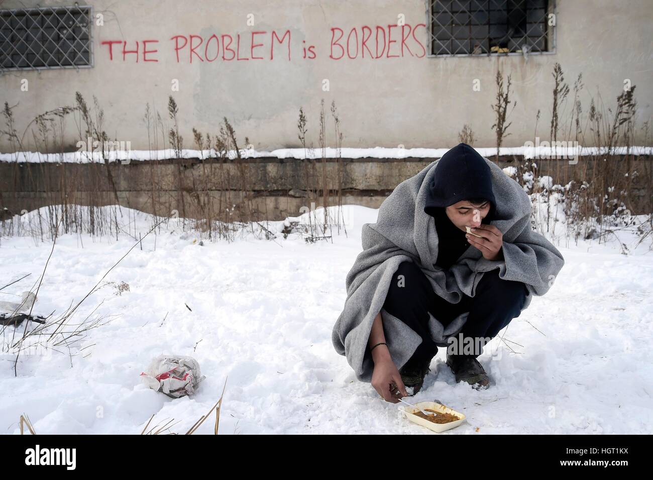 Europa, Serbien, Belgrad, 12. Januar 2017: Tausende von afghanischen Migranten stecken in der serbischen Hauptstadt Leben in verlassenen Lagerhallen, unter unmenschlichen Bedingungen mit Temperaturen, die-15 Grad erreichen. Afghanische Migranten sind die Möglichkeit der Öffnung der ungarischen Grenze von Serbien monatelang warten, um in Europa zugreifen.    Foto © Danilo Balducci/Sintesi/Alamy Live-Nachrichten Stockfoto
