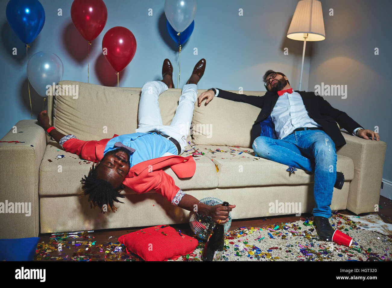 Müde Jungs schlafen auf der Couch nach ermüdenden party Stockfotografie -  Alamy