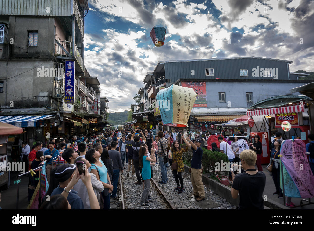 Gruppe von Menschen brennen lanters Stockfoto