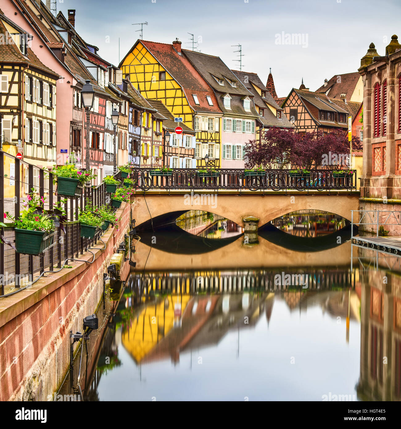 Colmar, Petit Venedig, Brücke, Wasserkanal und traditionellen bunten Häusern. Elsass, Frankreich. Langzeitbelichtung. Stockfoto