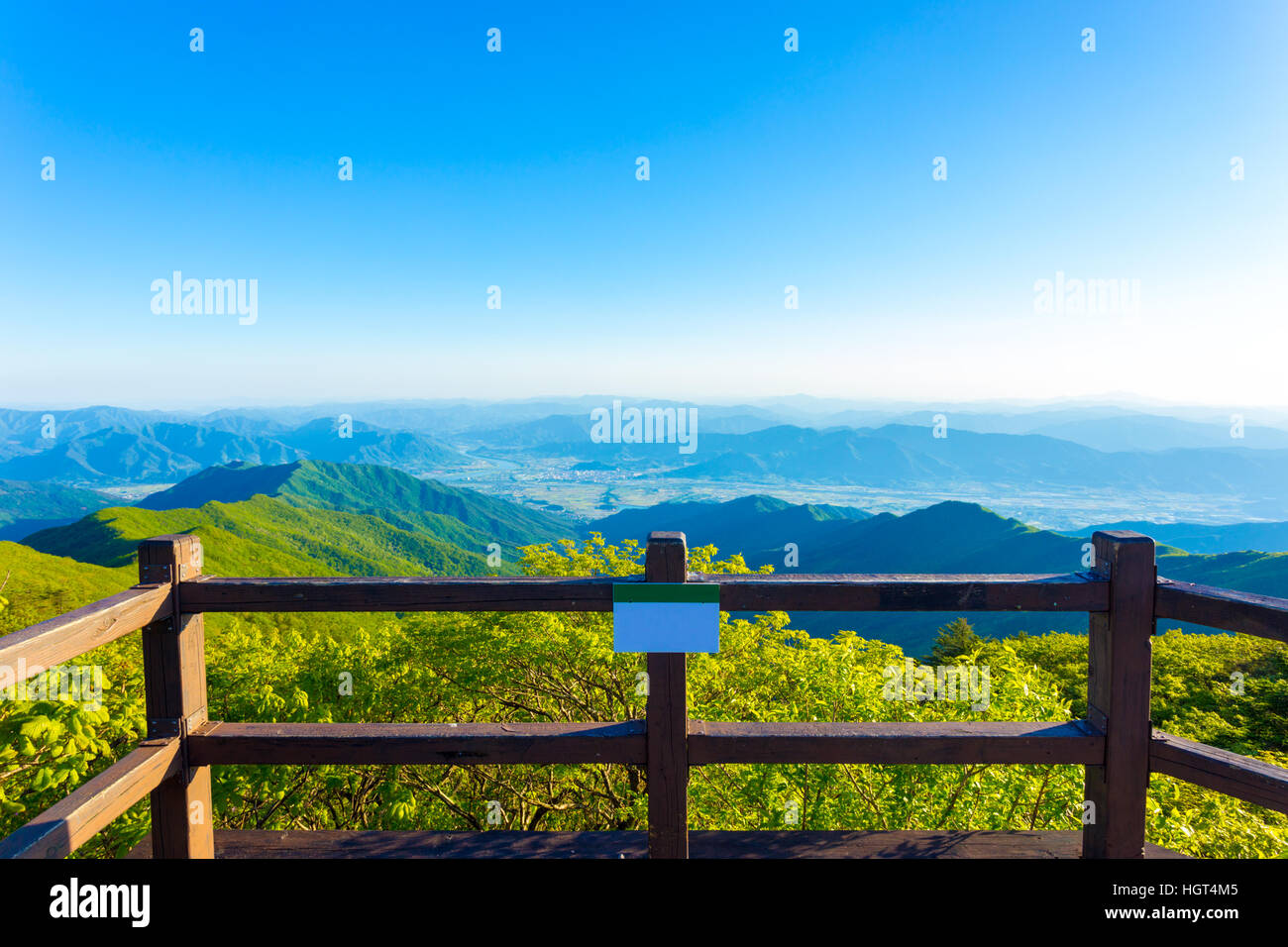Hölzerne Sicht Deck bietet klare Sicht Tal aus auf Jirisan Berg in Südkorea. Horizontale Stockfoto