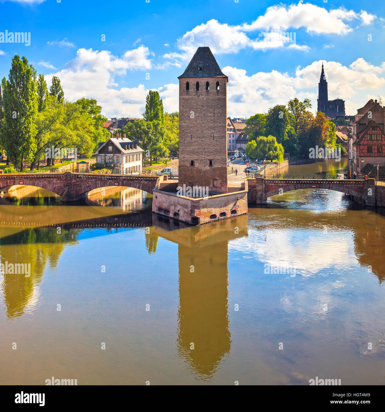 Straßburg, mittelalterliche Brücke Ponts Couverts und Dom, Blick vom Barrage Vauban. Elsass, Frankreich. Stockfoto