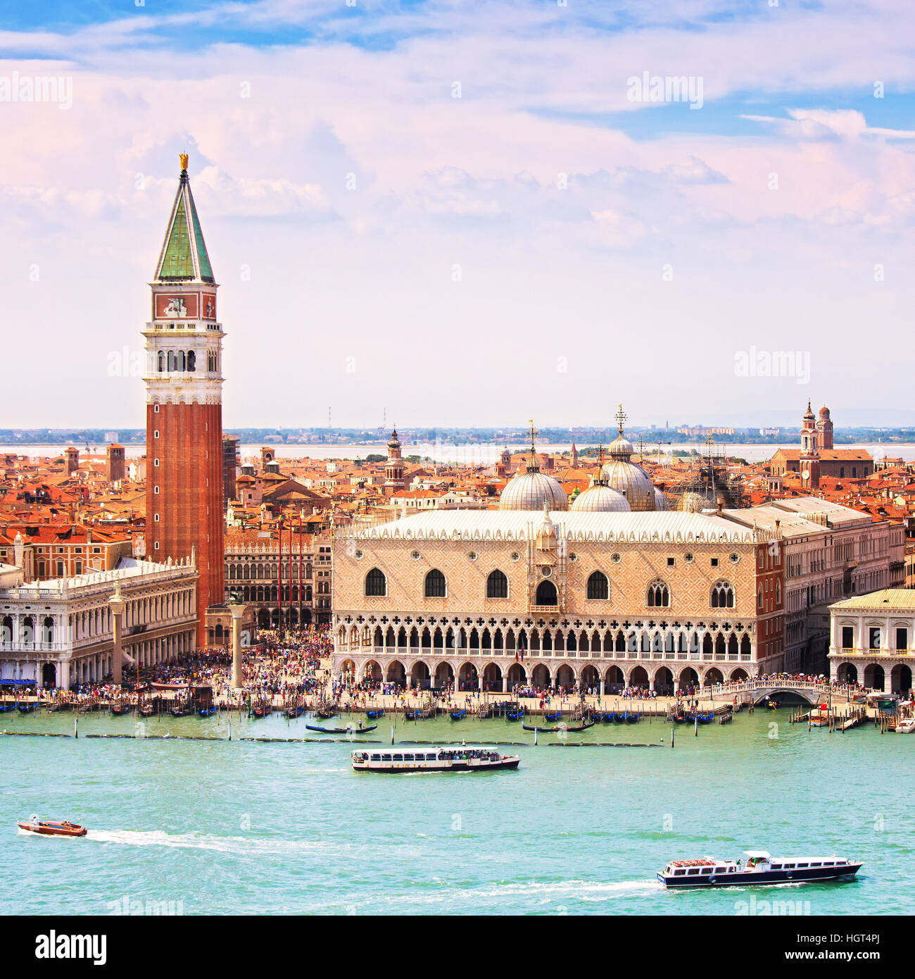 Luftaufnahme des Piazza San Marco oder St Mark Platz, Campanile und Ducale oder Dogenpalast Venedig Wahrzeichen. Italien, Europa. Stockfoto