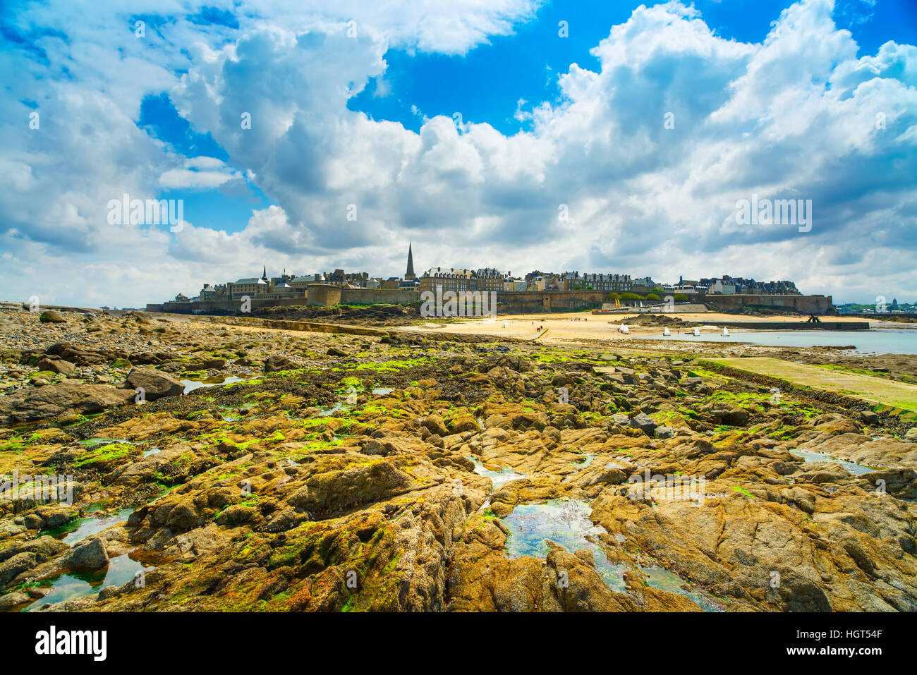 Saint-Malo Wall Skyline vom Strand Felsen bei Ebbe. Bretagne, Frankreich, Europa. Stockfoto