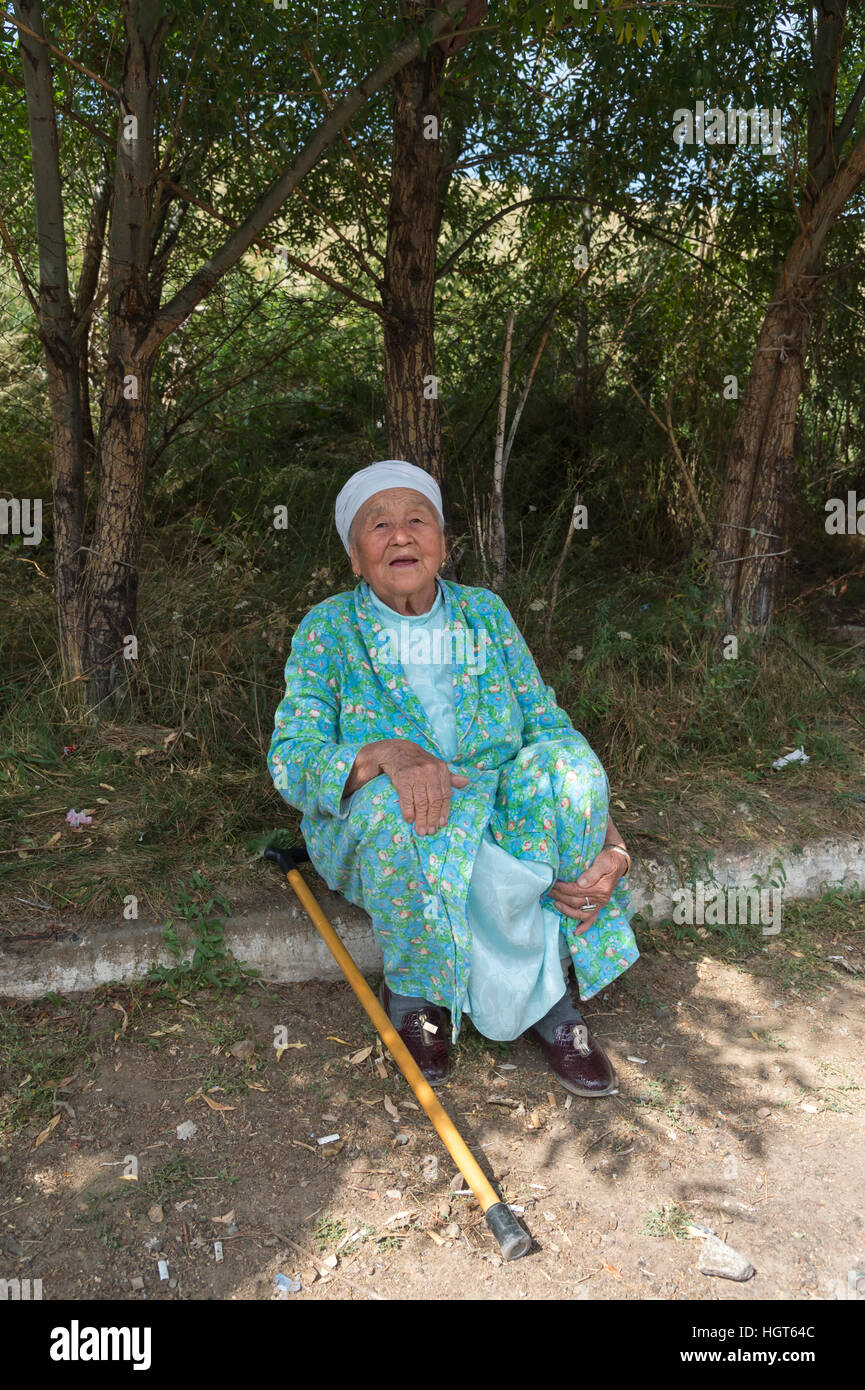 Ältere kasachische Frau, Altyn-Emel-Nationalpark, Provinz Almaty, Kasachstan, Zentralasien, nur zu redaktionellen Zwecken Stockfoto