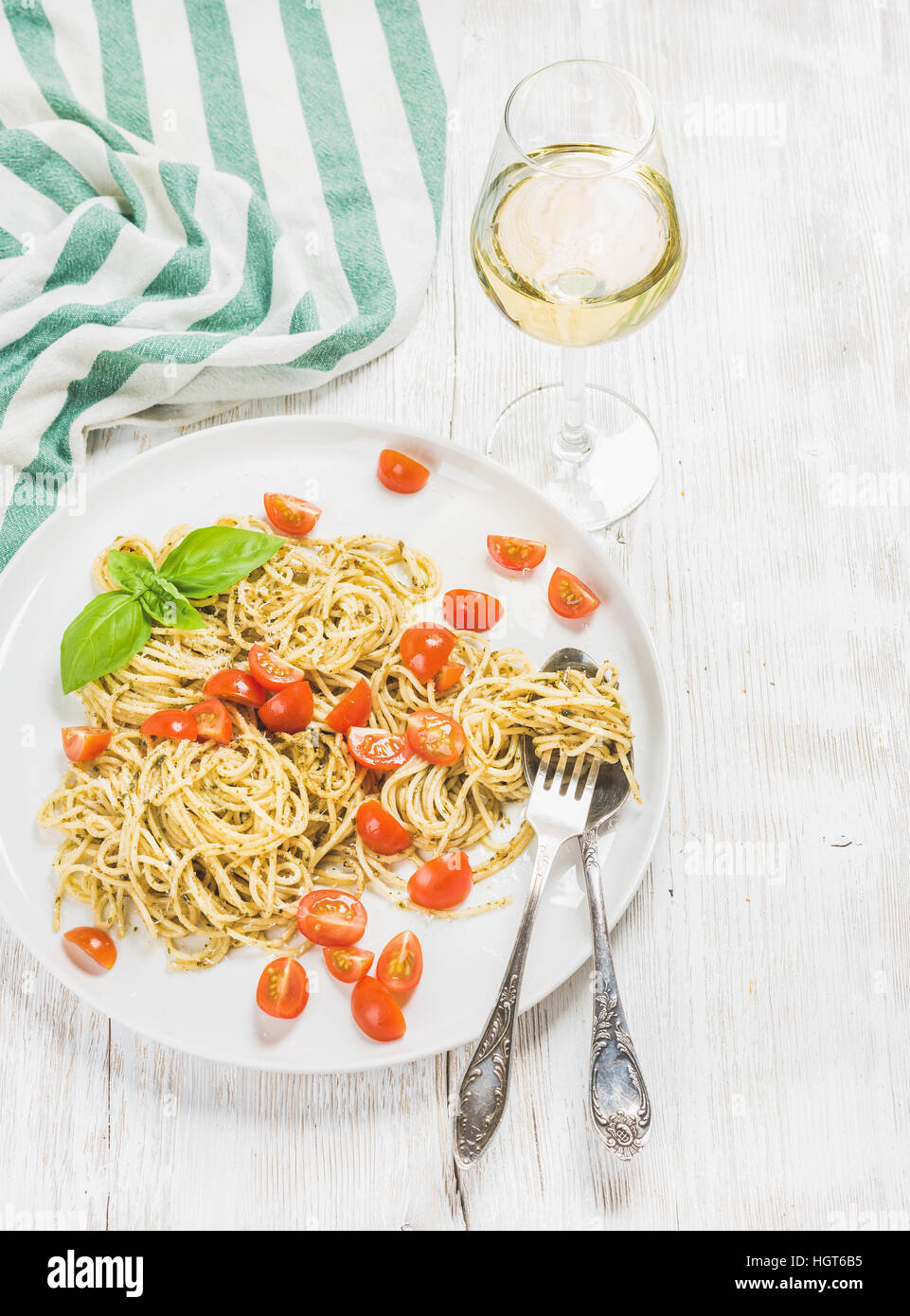 Pasta Spaghetti mit Pesto-Sauce, Cherry-Tomaten, Weißwein Stockfoto