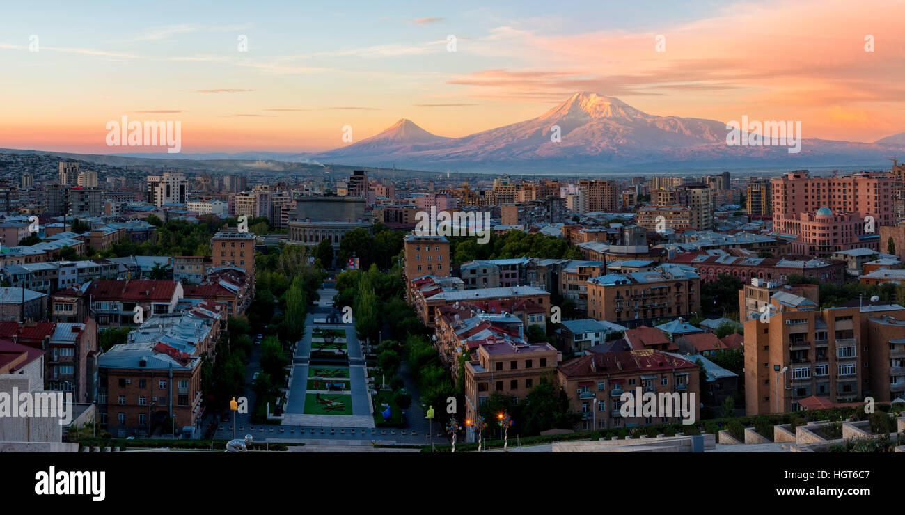 Berg Ararat und Eriwan angesehen von Cascade bei Sonnenaufgang, Eriwan, Armenien, Nahost, Asien Stockfoto