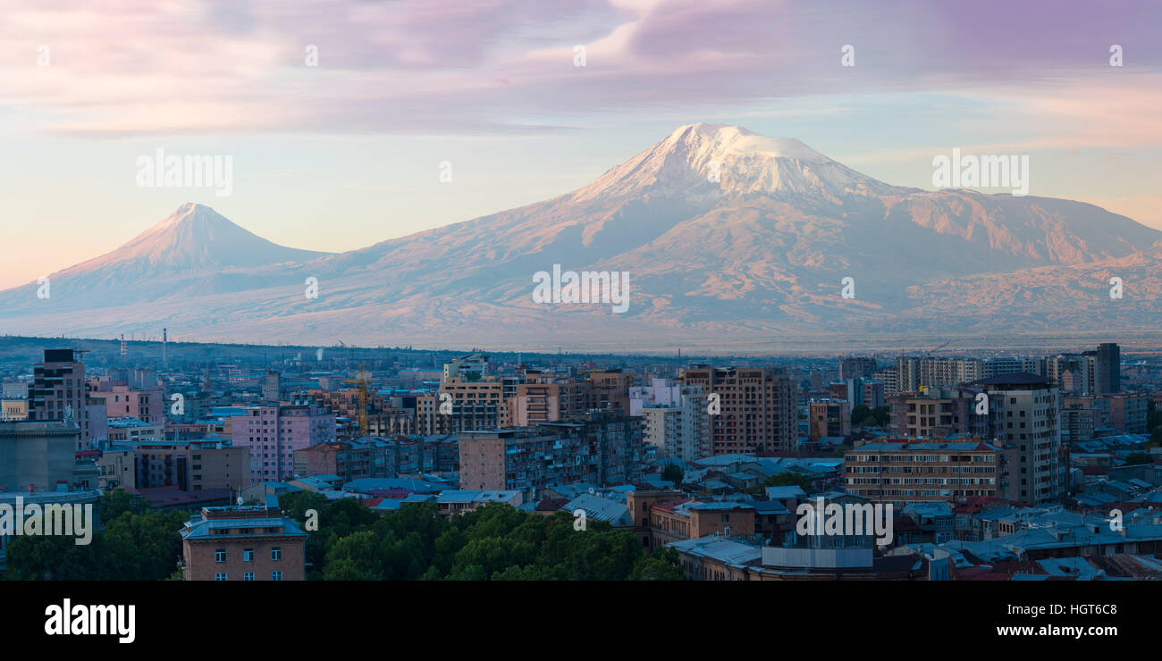 Berg Ararat und Eriwan angesehen von Cascade bei Sonnenaufgang, Eriwan, Armenien, Nahost, Asien Stockfoto