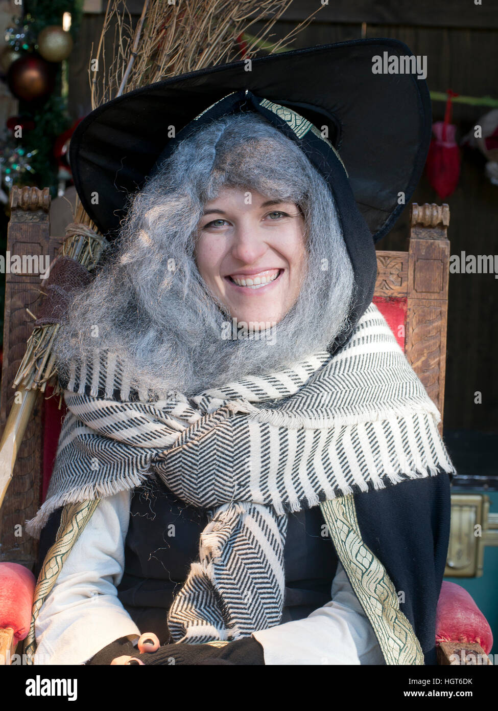 Fornovo di Taro Befana Festival für Epiphany. Junge Frau als Hexe verkleidet. Italienische Tradition. Stockfoto