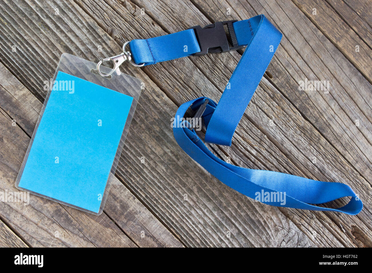 Leere ID Karte Tag auf hölzernen Hintergrund Stockfoto