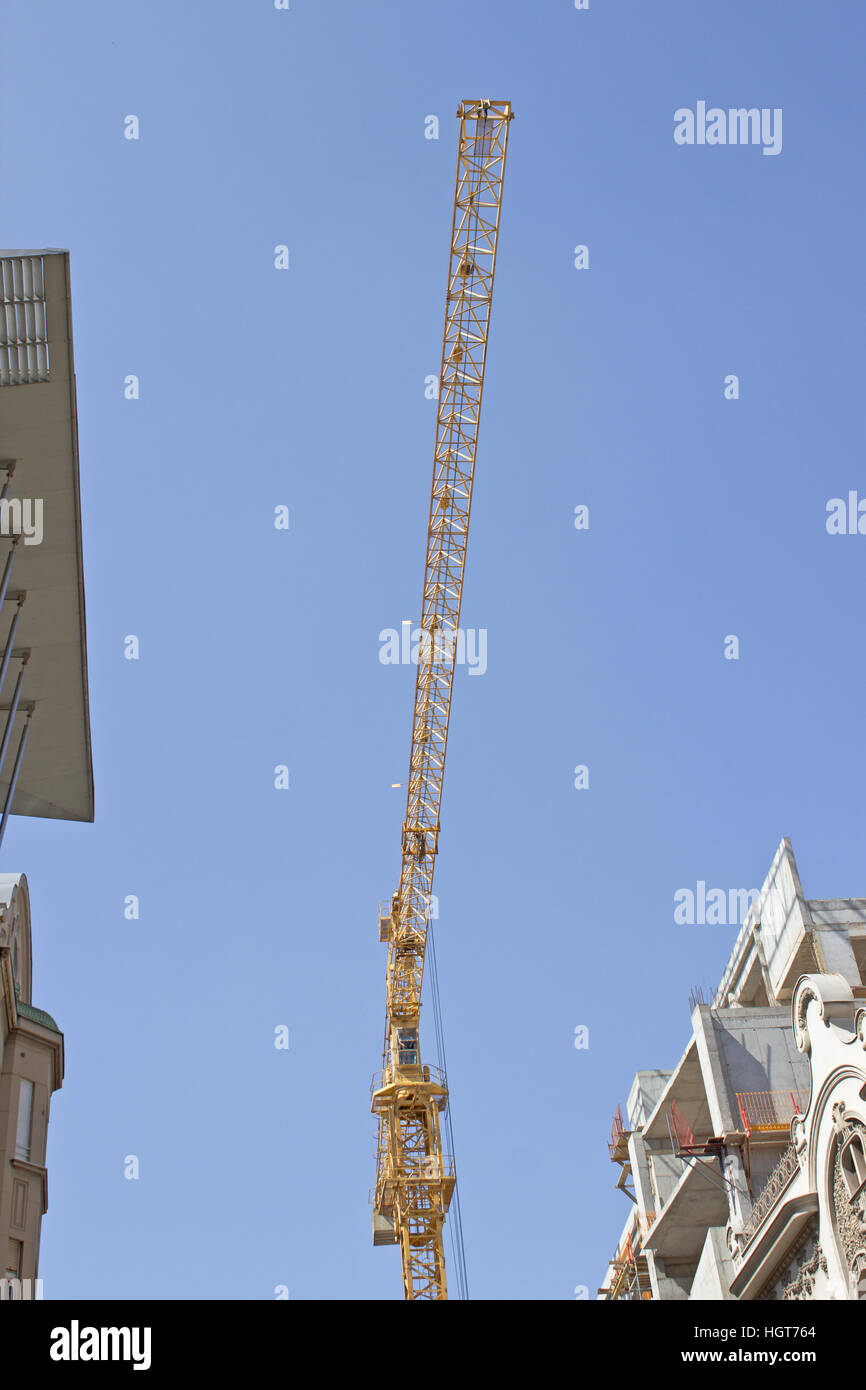 Baustelle mit Kränen gegen blauen Himmel Stockfoto