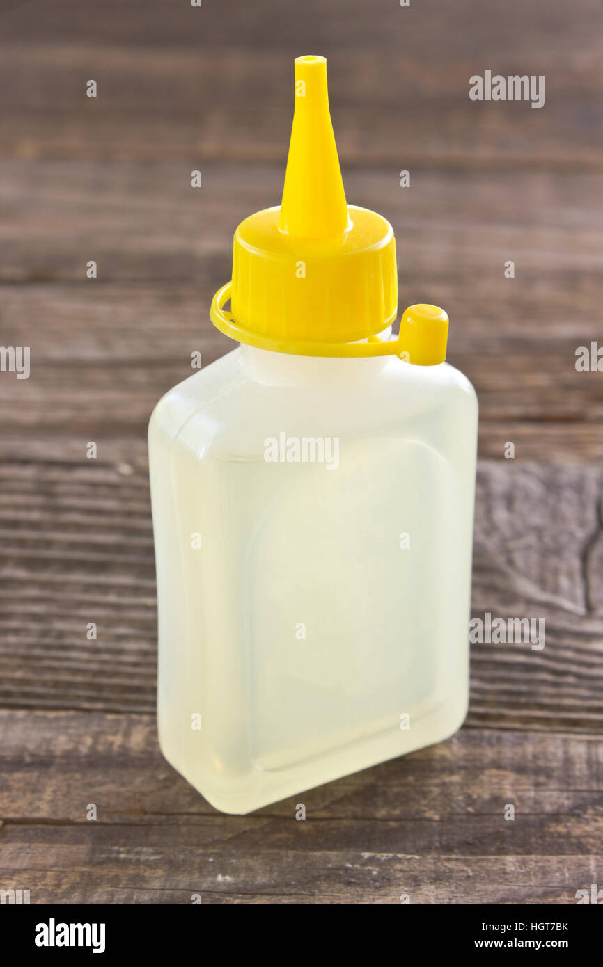 Flasche der Maschine Schmieröl auf hölzernen Hintergrund Stockfoto