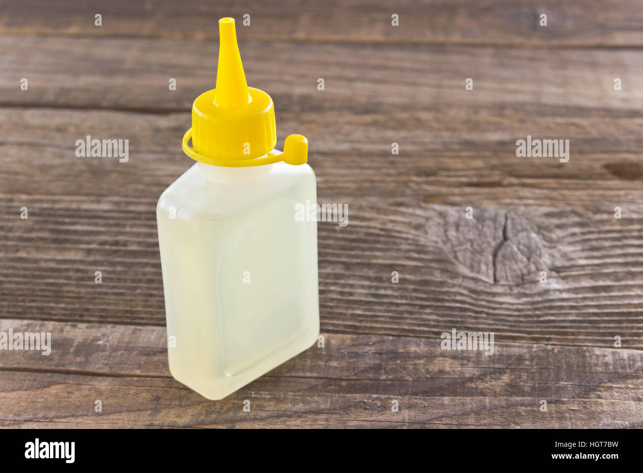 Flasche der Maschine Schmieröl auf hölzernen Hintergrund Stockfoto