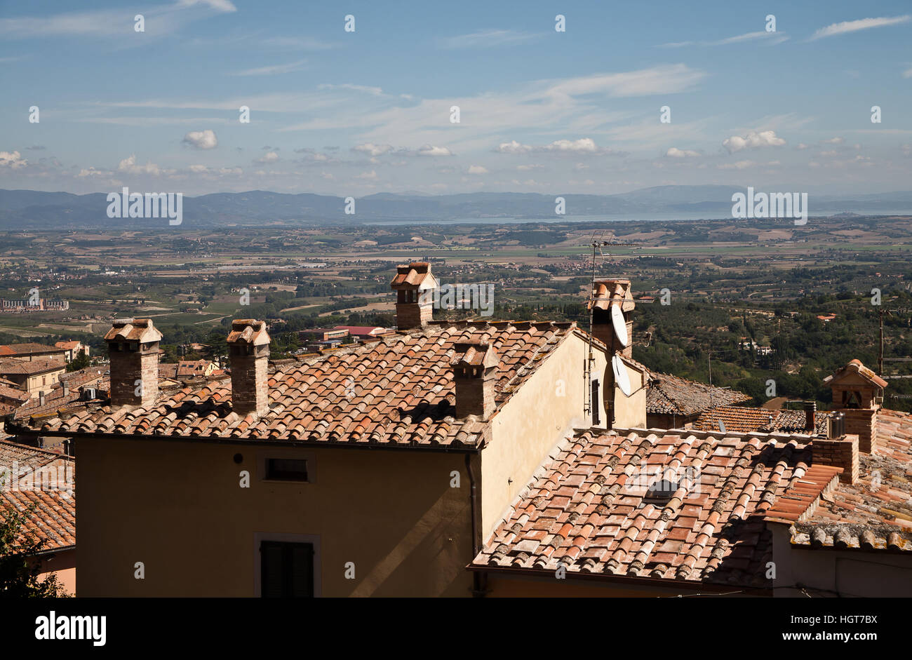 Blick von Montepulciano in Richtung Lago Trasimeno und Umbrien. Stockfoto