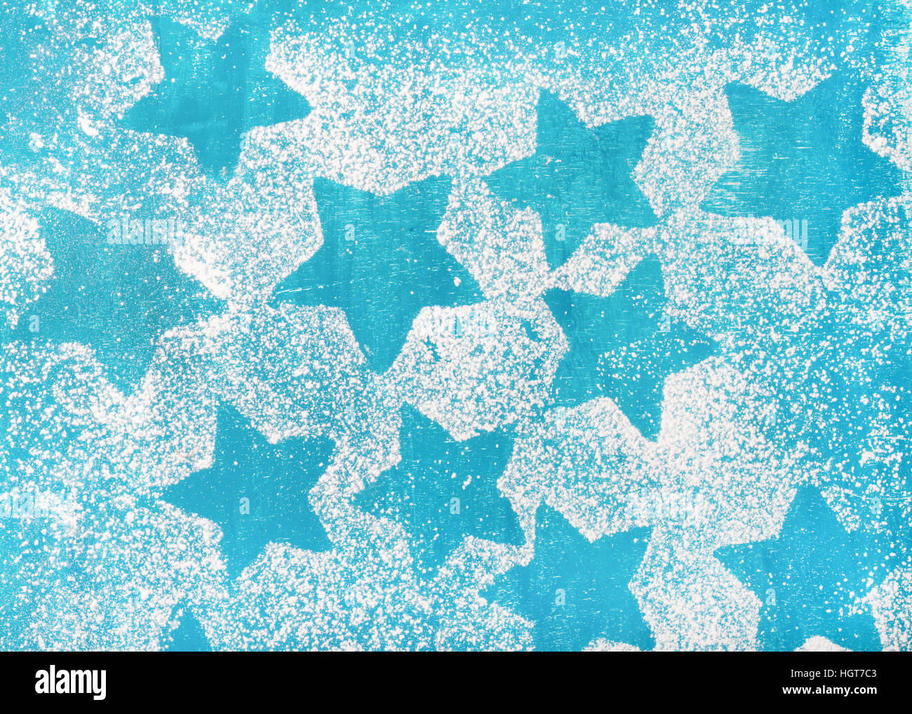 Sterne-geformten Keksen Silhouetten über hellen blauen Hintergrund Stockfoto