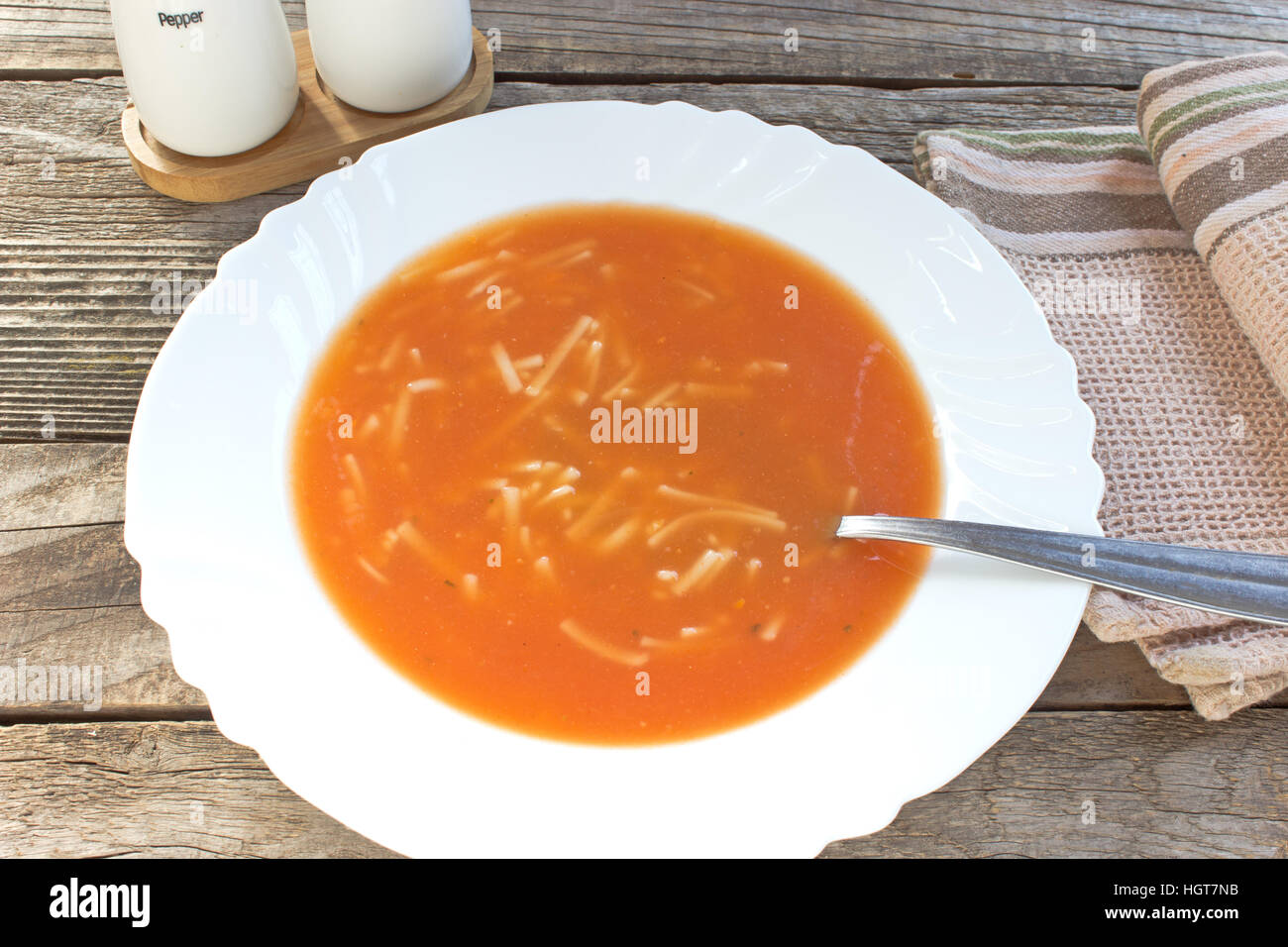 In einem weißen Teller Tomatensuppe Stockfoto