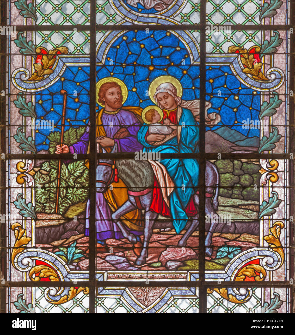 Wien, Österreich - 19. Dezember 2016: Der Flug nach Ägypten-Szene auf die Glasfenster der Kirche St. Laurenz (Schottenfelder Kirche) Stockfoto