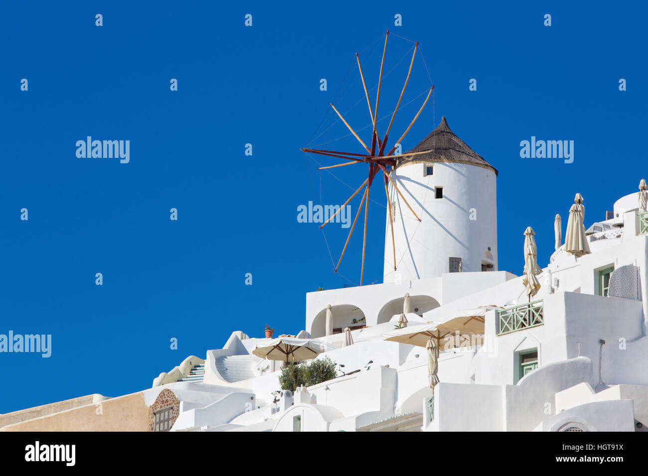 Santorini - die Windmühle in Oia. Stockfoto