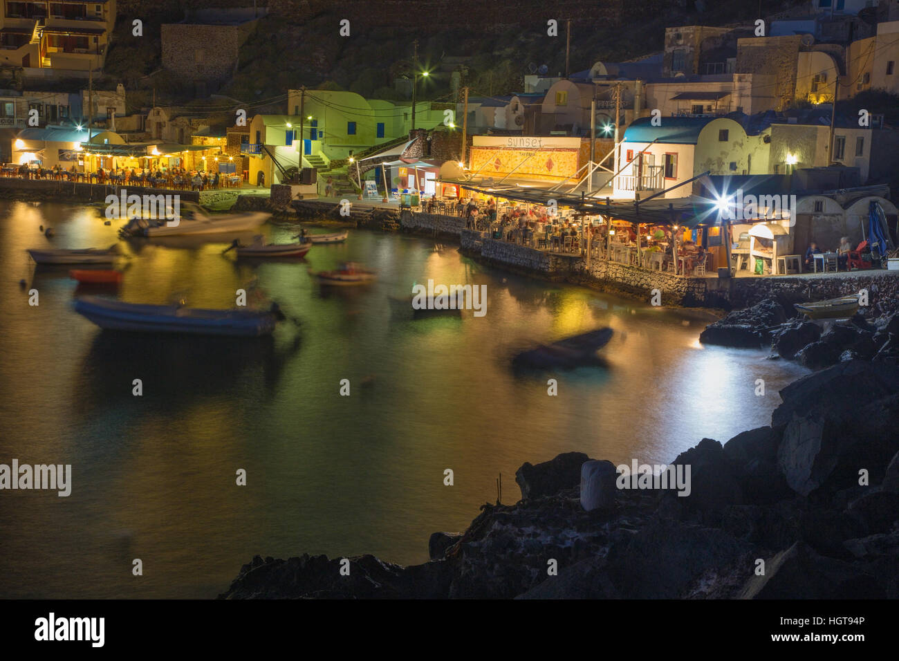 Santorin, Griechenland - 5. Oktober 2015: The Amoudi Hafen in Oia in der Nacht. Stockfoto