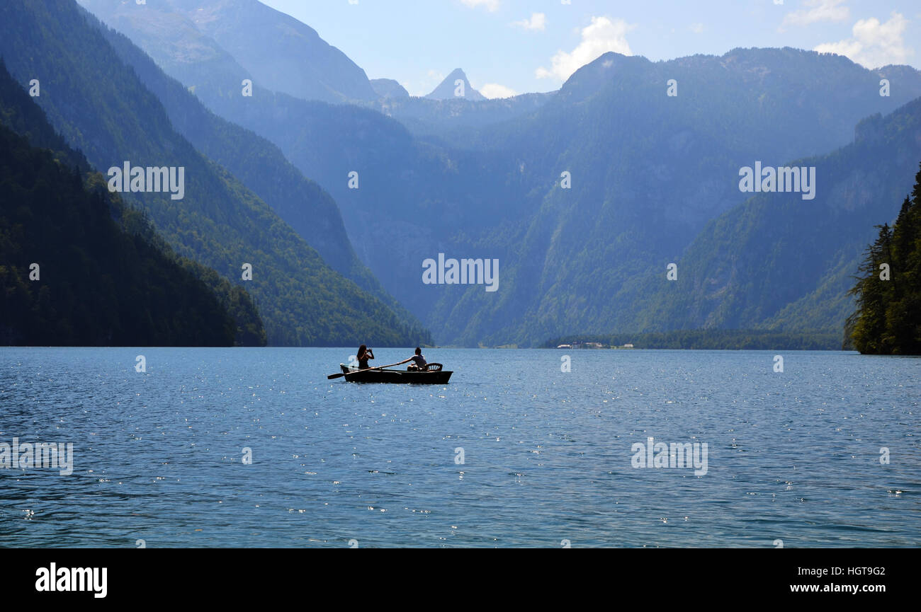 Zwei Personen auf einer Fotosession am Königssee, Berchtesgadener Land, Deutschland Stockfoto