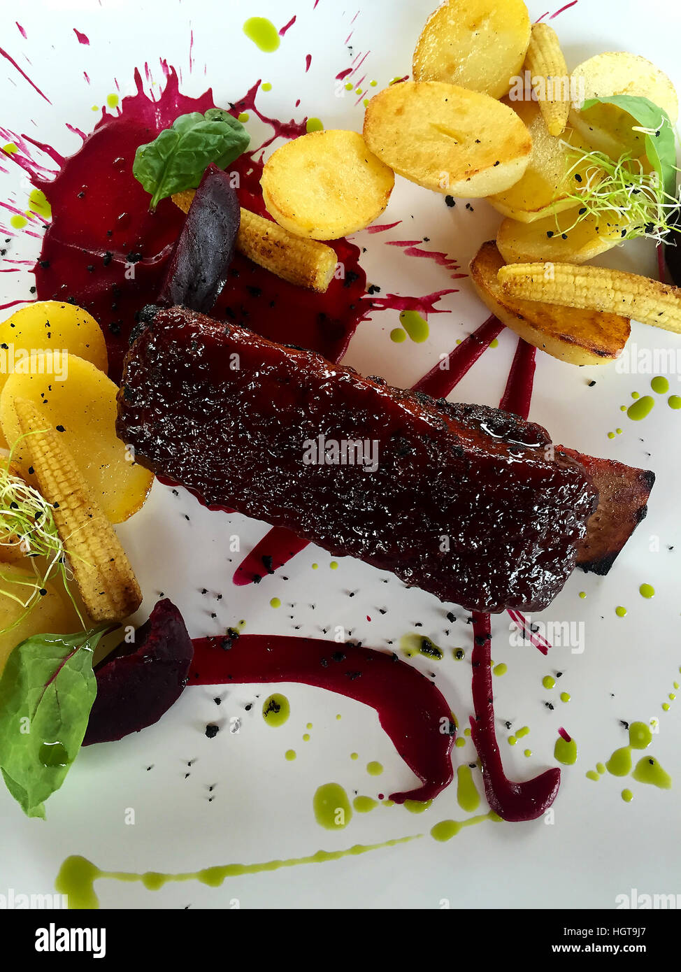 Baby-Schweinefleisch Rippe mit Kartoffeln, Mais und Zuckerrüben-Sauce Stockfoto