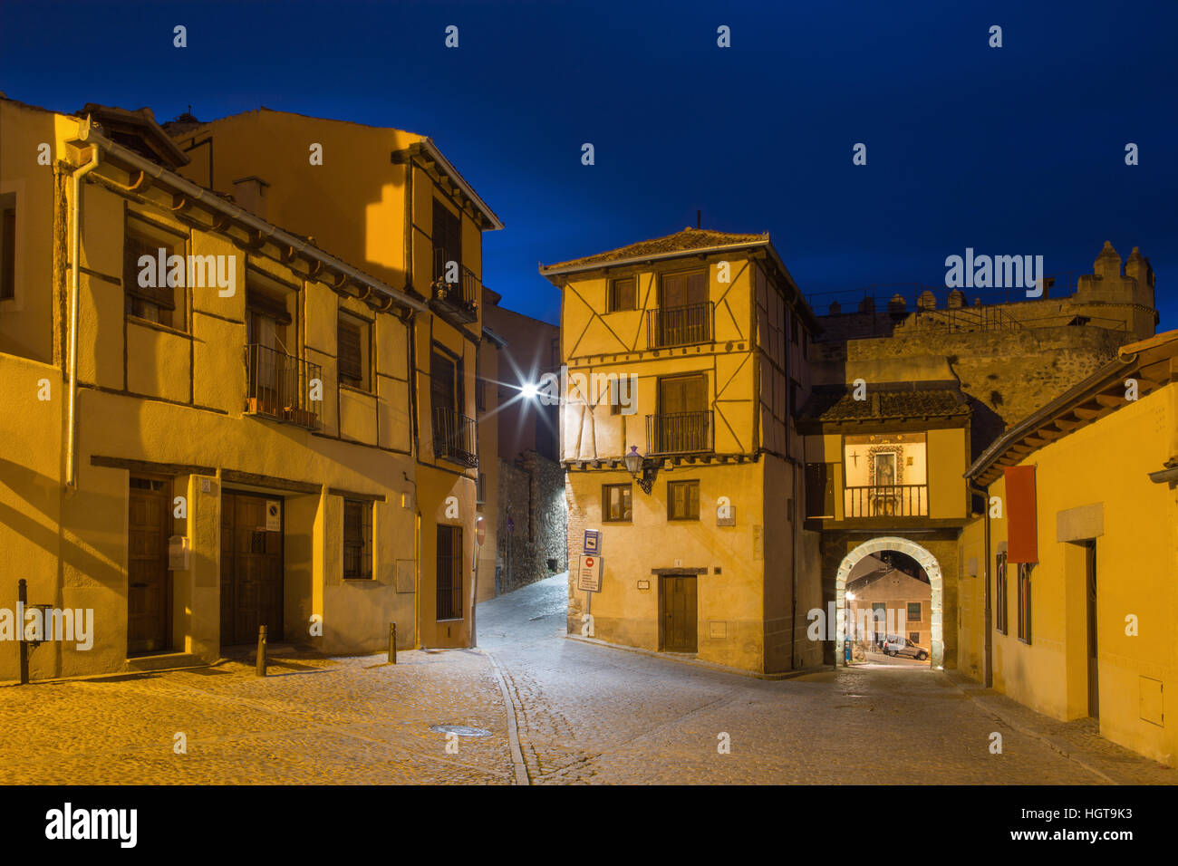 SEGOVIA, Spanien, APRIL - 14, 2016: Plazuela del Sororro Platz in der Abenddämmerung. Stockfoto