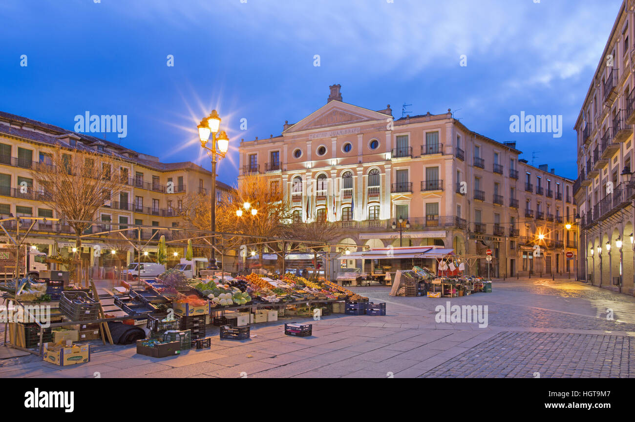 SEGOVIA, Spanien, APRIL - 14, 2016: The Plaza Mayor Quadrat und Morgenmarkt Stockfoto