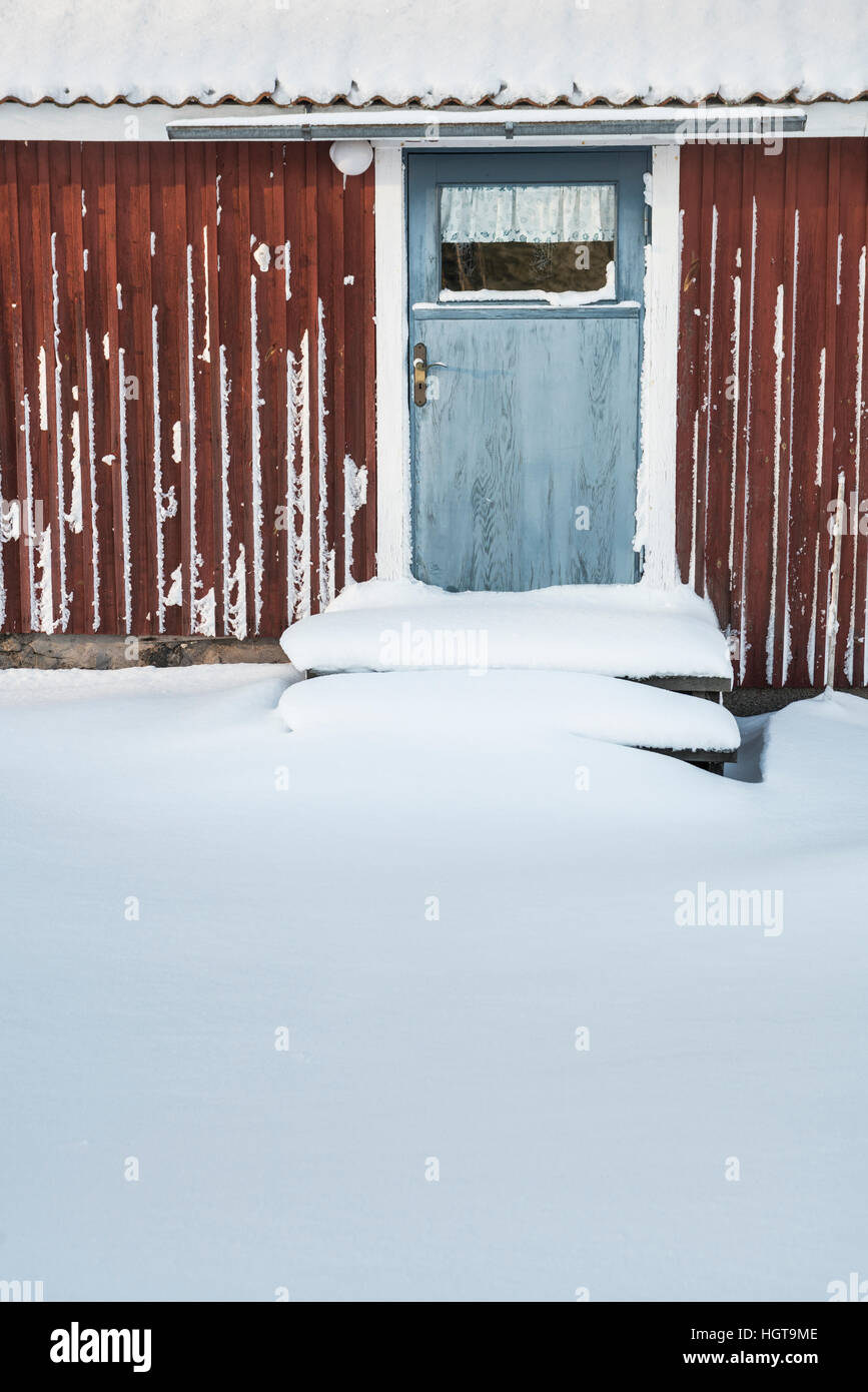 Türöffnung durch Schnee verursacht durch Schneewehe im Winter gesperrt. Schweden, Skandinavien. Stockfoto