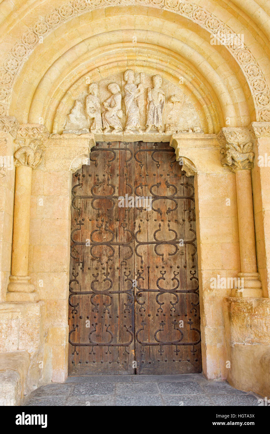 Segovia - das Portal der Ronanesque Kirche Iglesia de San Millan. Stockfoto