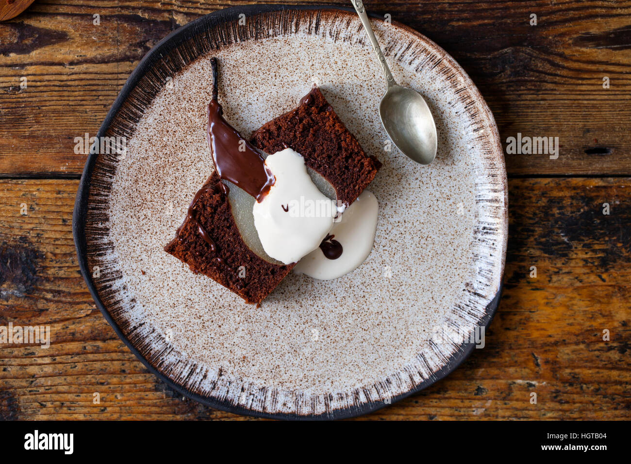 Schwamm-Schokoladenkuchen mit pochierten Birnen Stockfoto