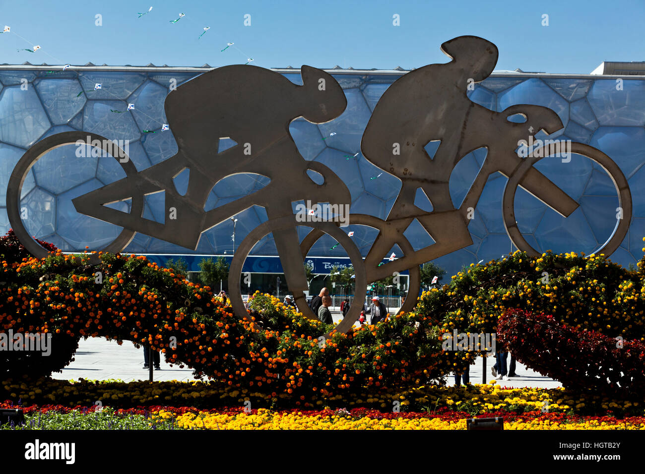 Frei stehendes Metall Radfahrer-Skulptur mit Aquatic Center im Olympia-Park für die Sommerspiele 2008 Beijing, China. Stockfoto