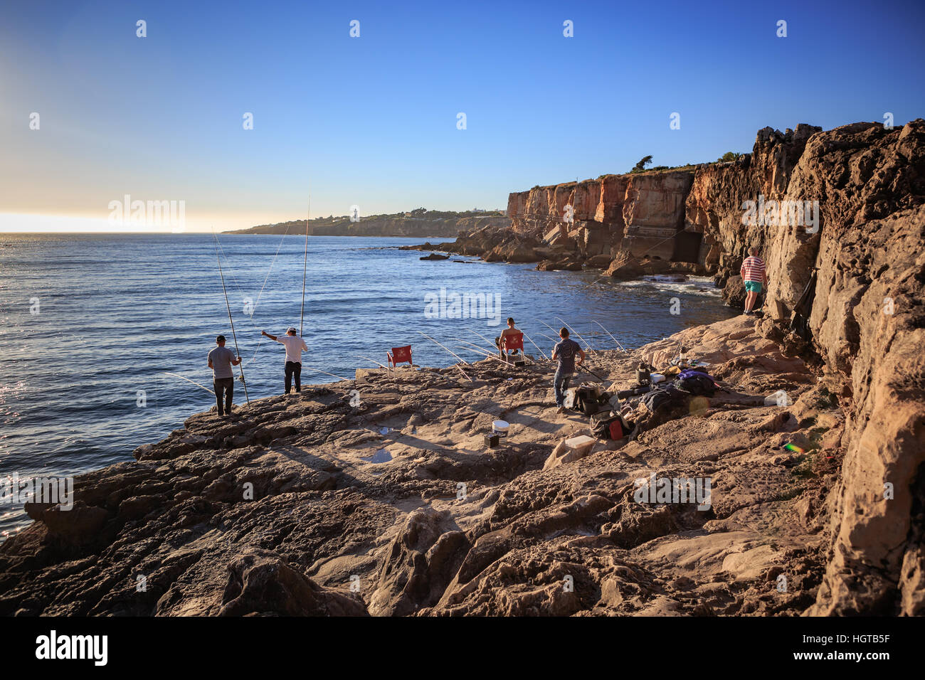 CASCAIS, PORTUGAL - ca. Oktober 2016: Die Angler in Boca Do Inferno Höhle in Cascais, Portugal Stockfoto