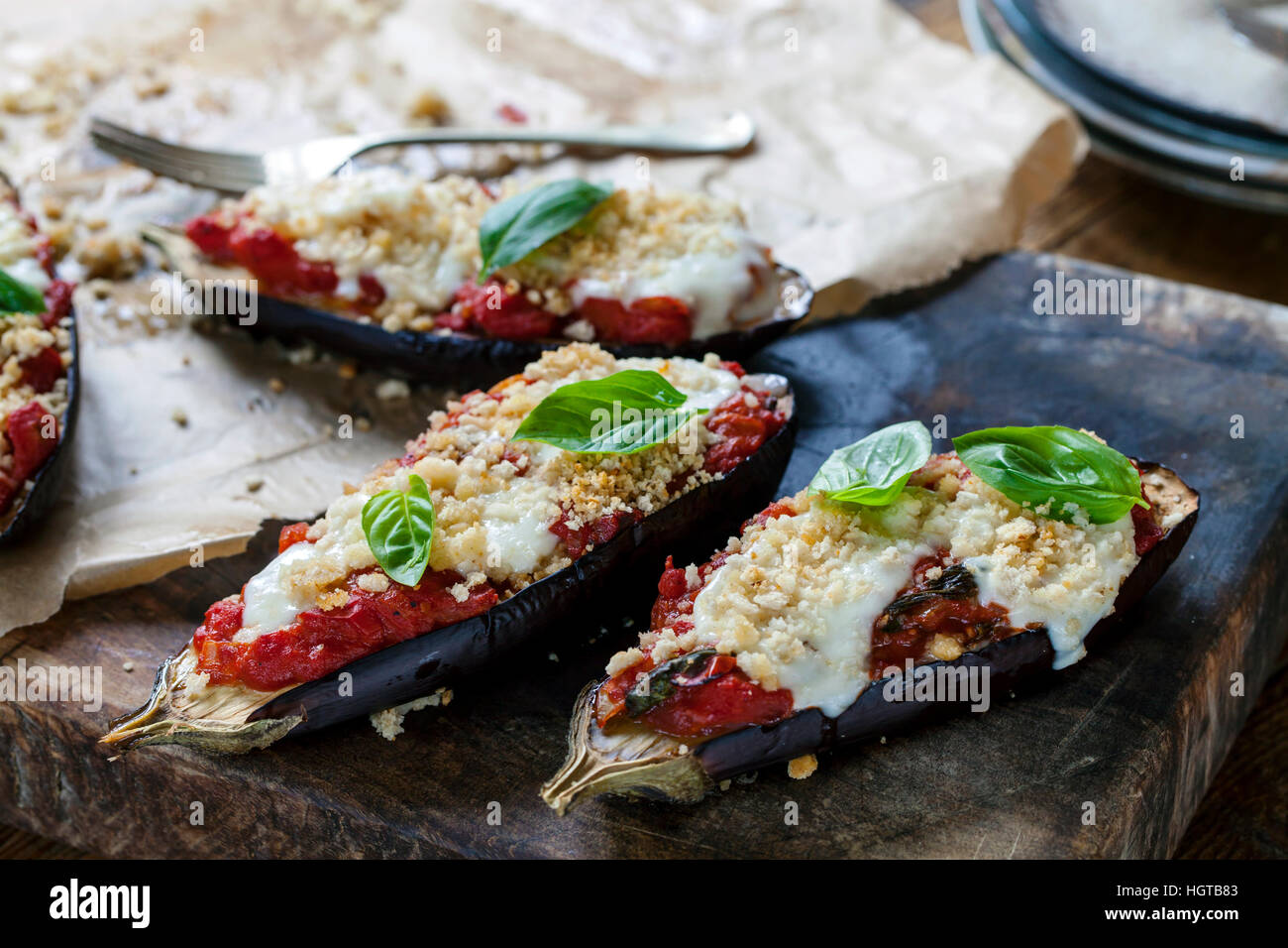 Gebratene Auberginen mit Tomaten und mozzarella Stockfotografie - Alamy