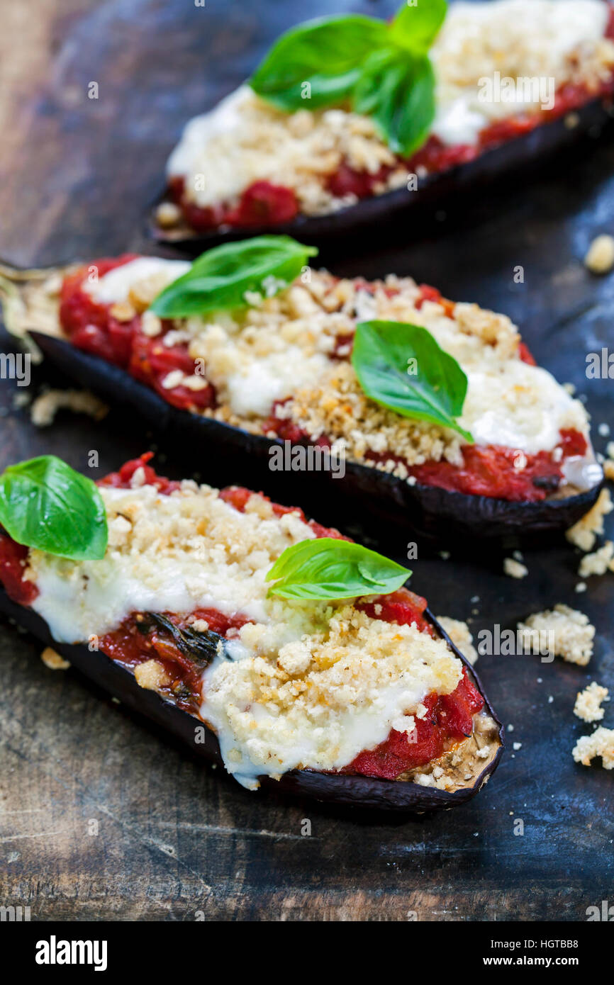 Gebratene Auberginen mit Tomaten und mozzarella Stockfotografie - Alamy