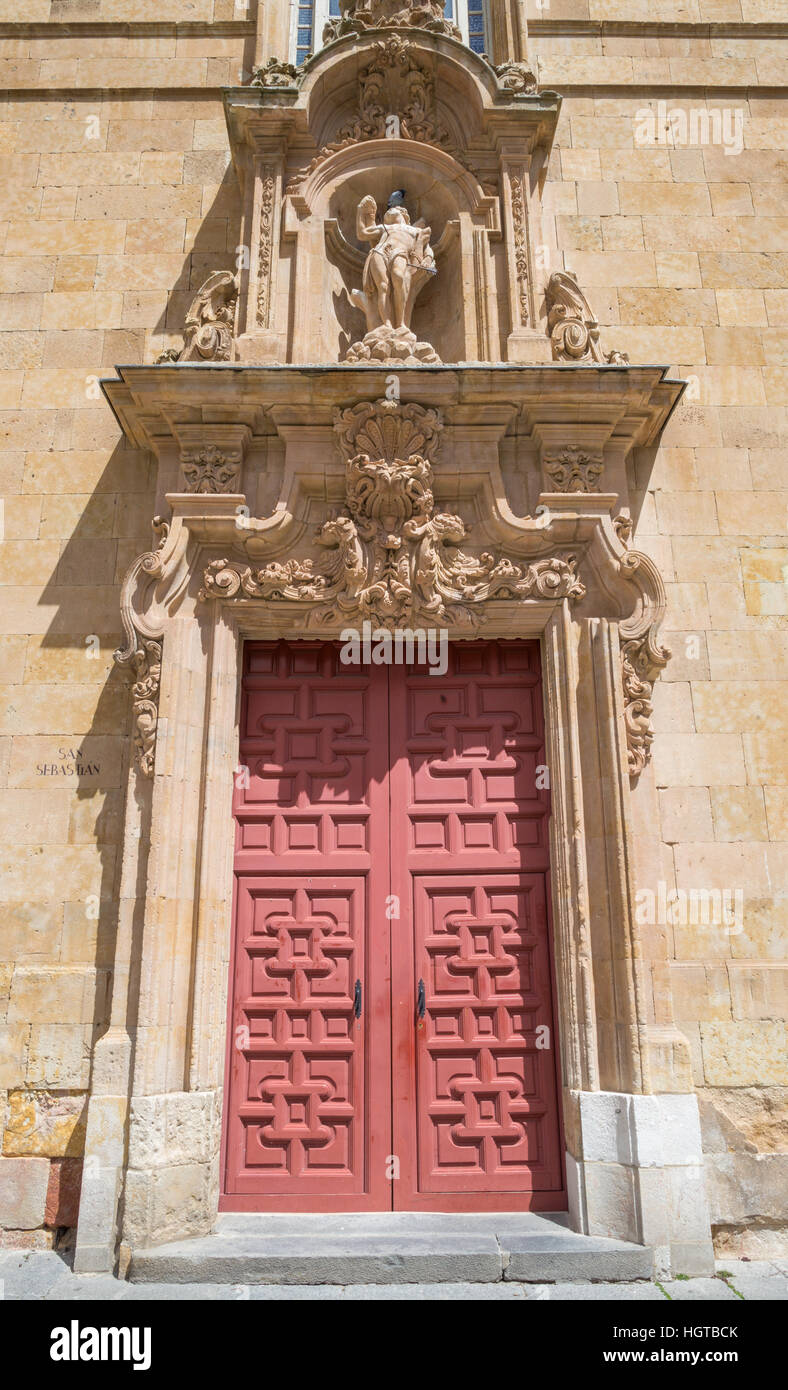 SALAMANCA, Spanien, APRIL - 17, 2016: Das barocke Portal der Kirche Iglesia de San Sebastian mit der St. des Heiligen Jose de Larra de Churriguera Stockfoto