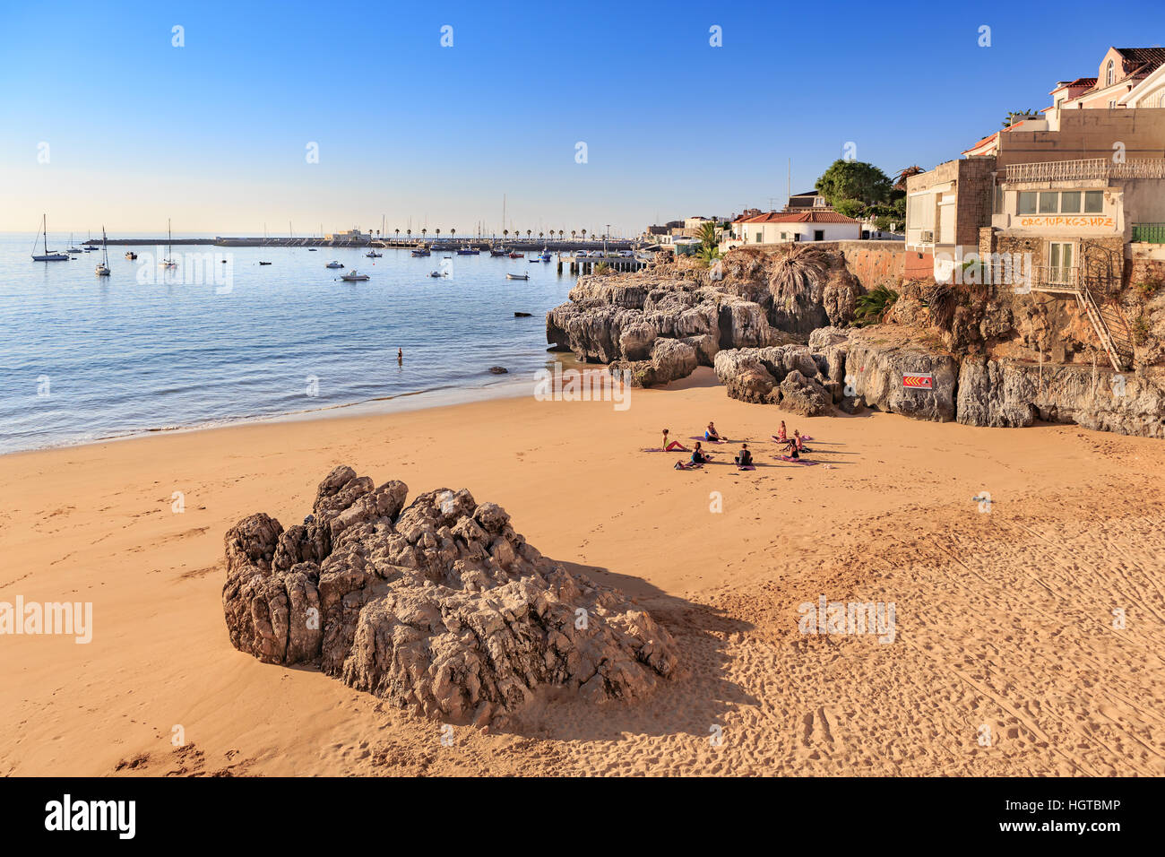 CASCAIS, PORTUGAL - ca. Oktober 2016: Die Praia da Rainha Strand in Cascais, Portugal Stockfoto