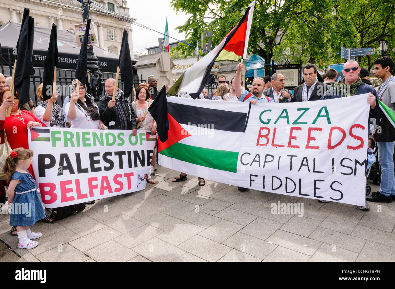 Banner und schwarzen Fahnen auf ein Anti Israel/Pro Gaza-Demonstration in Belfast Stockfoto