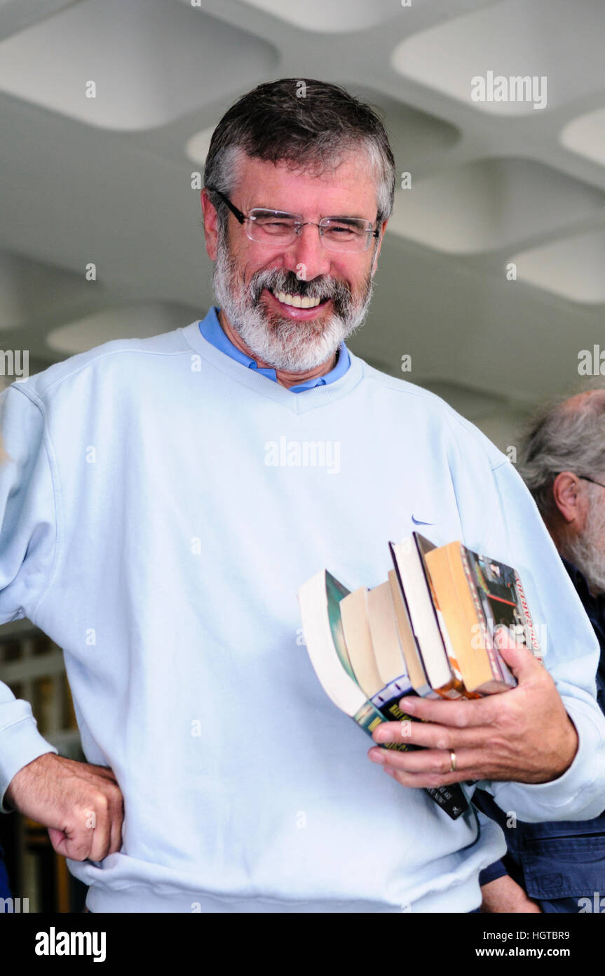 Gerry Adams lacht, als er Bücher in einem Buchverkauf in Belfast kauft. Stockfoto