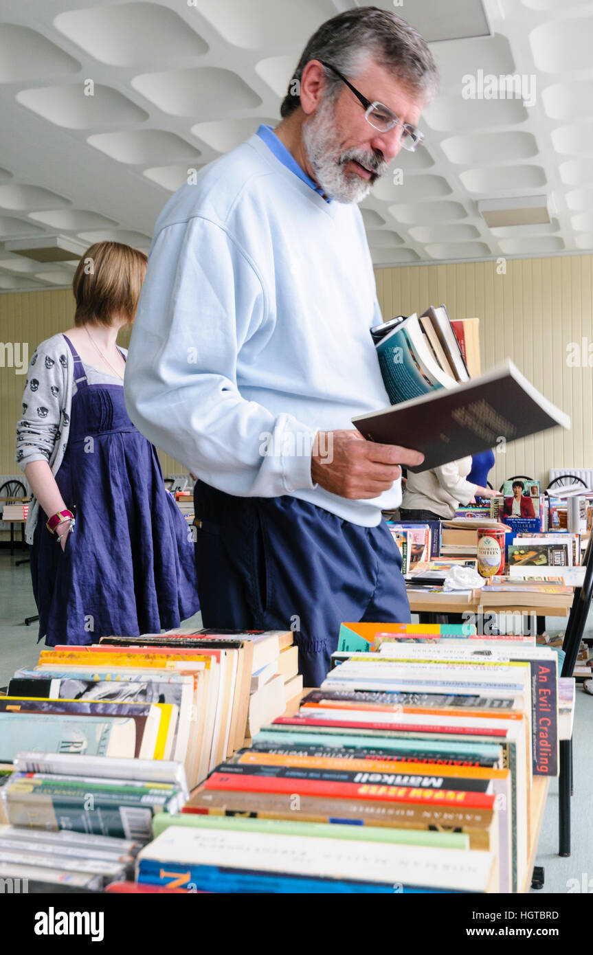 Gerry Adams durchsucht Bücher in ein Buch-Verkauf in Belfast. Stockfoto