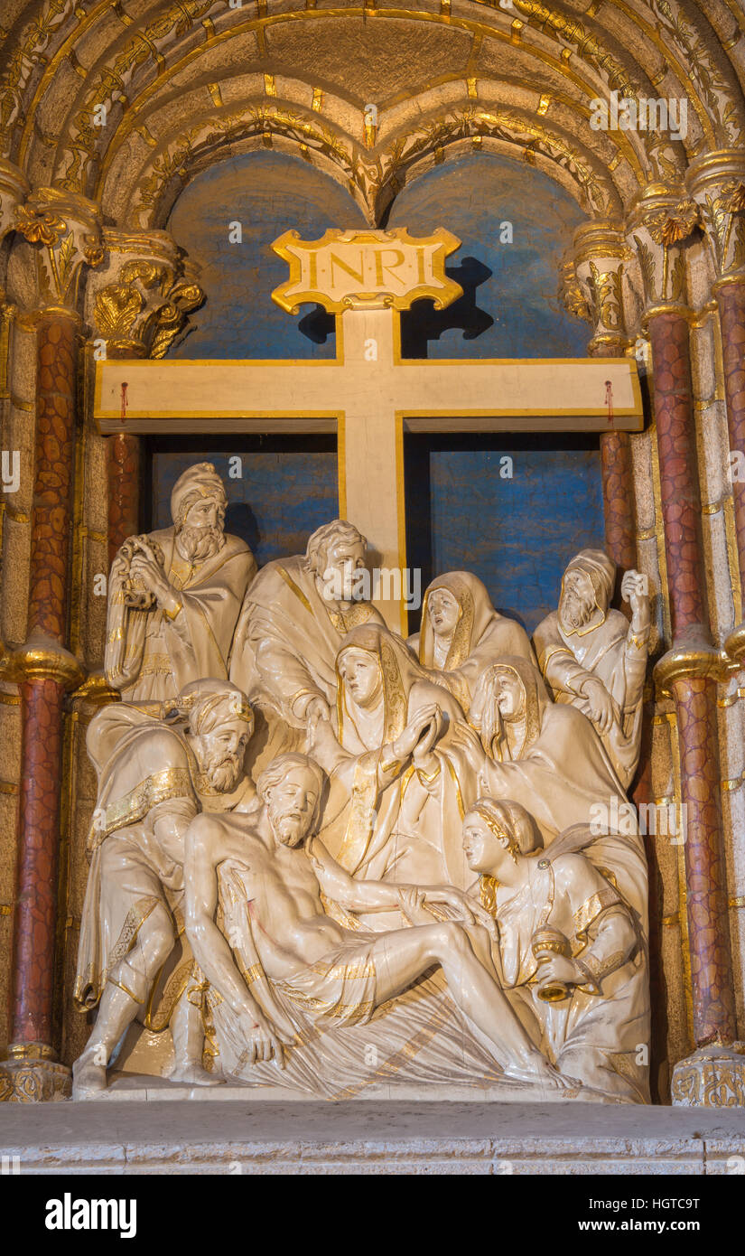 AVILA, Spanien, APRIL - 18, 2016: Die Abscheidung des Kreuzes geschnitzte Skulptur aus der Sakristei der Catedral de Cristo Salvador von Pedro de Salamanca (1555) Stockfoto